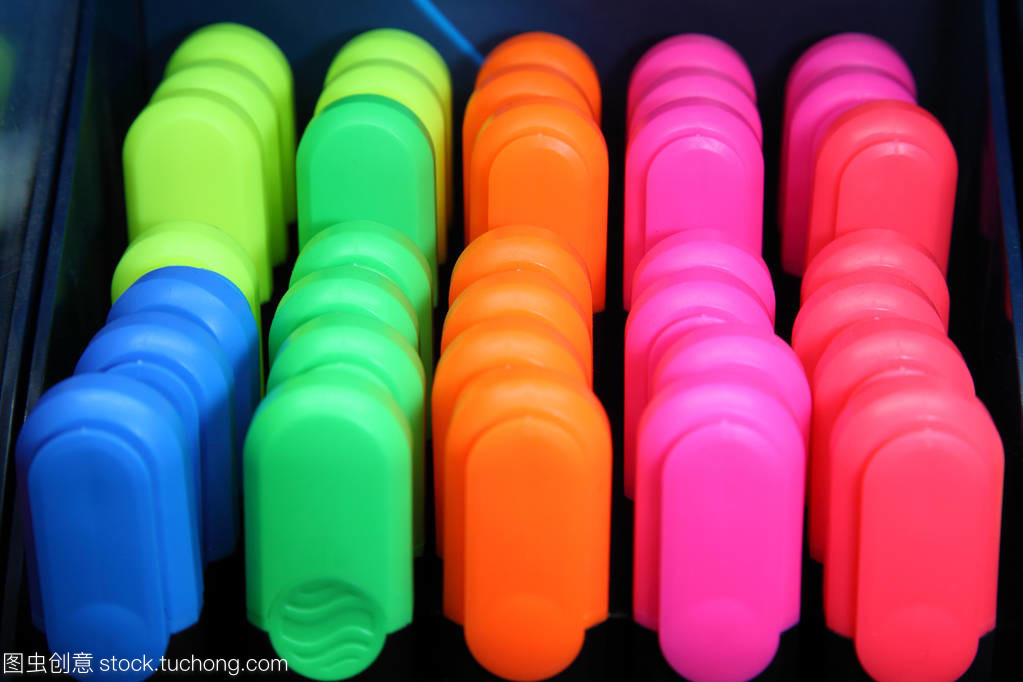 多元文具与智能家电 教育生活的双重助力